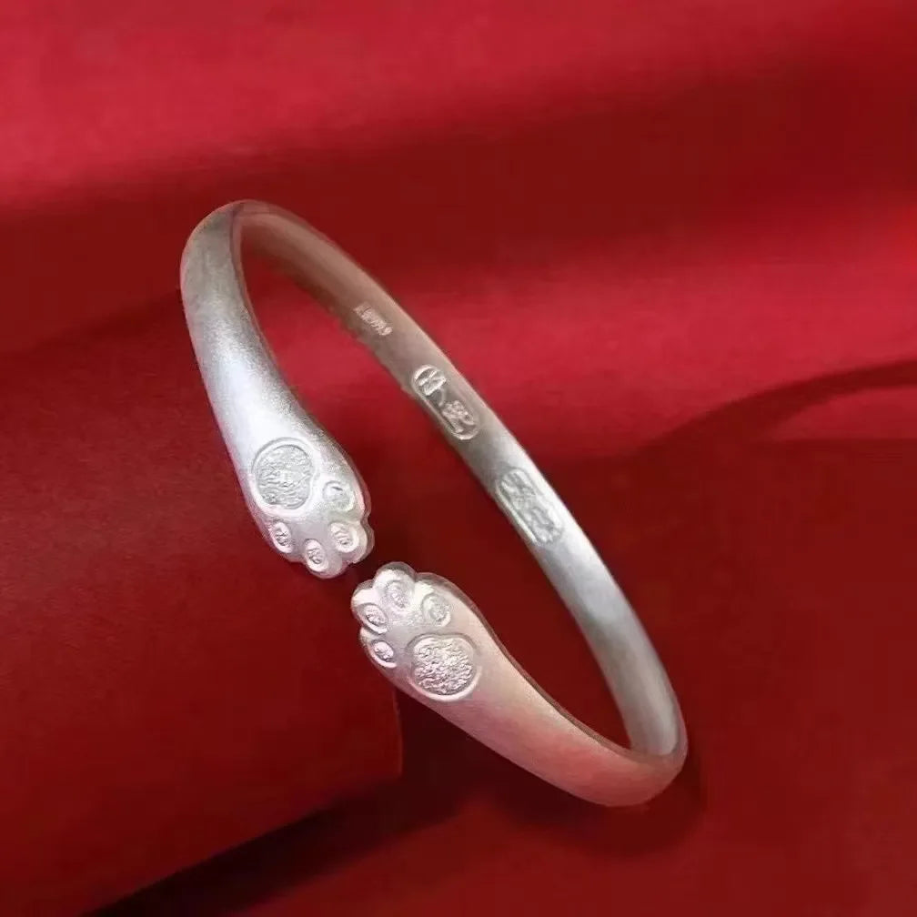 Solid cat paw bracelet for women, simple and trendy design, minimalist and niche, women's wristband, daily wear jewelry, elegant